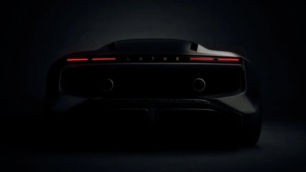 Кога: 2028
&bdquo;Type 135&ldquo; първоначално е било кодовото име, дадено на Lotus на малък електрически спортен автомобил, предназначен да замени Emira. Но вече знаете резултата: слабо търсене на електрически автомобили, особено в сегмента на спортните автомобили, намаляващи продажби и т.н. Така че Type 135 вече е суперхибрид с V8, който ще се появи през 2028 с комбинирана мощност от около 1000 к.с..
